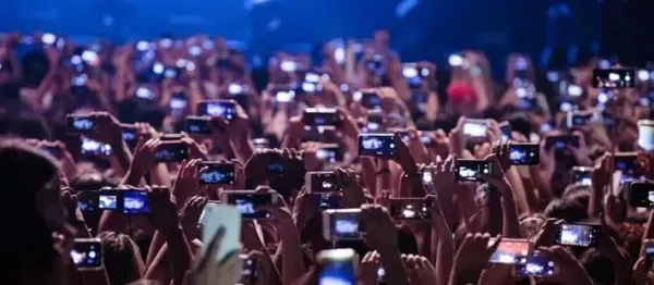 Mientras ustedes postean; la mano que mueve el feed.