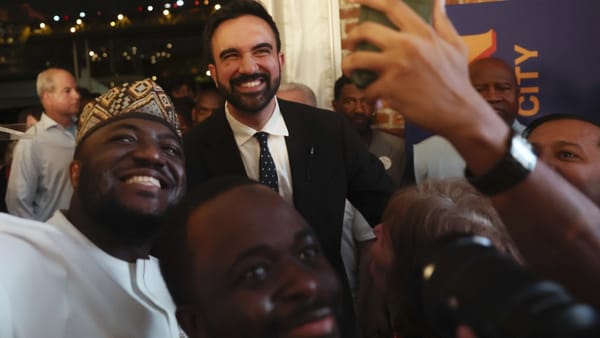 Lo que une a un socialista en Nueva York con las células del nuevo poder popular